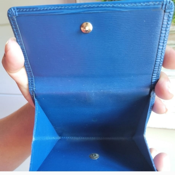 LOUIS VUITTON Blue epi snap bi fold wallet - Picture 6 of 9